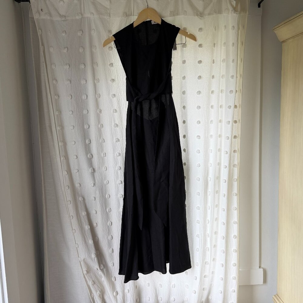 Closed black sleeveless linen dress